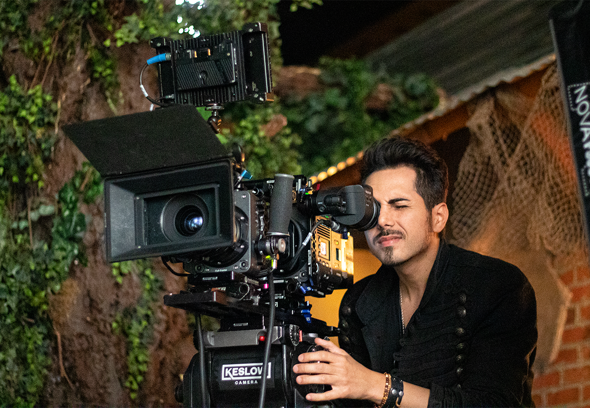 Cesar Raphael dirigindo em set de filmagem