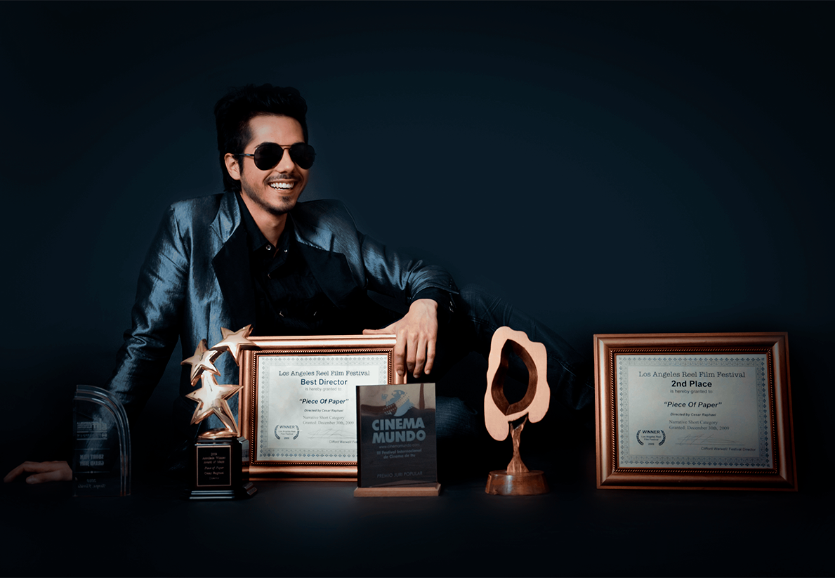 Cesar Raphael com prêmios e certificados de cinema